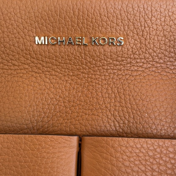 MICHAEL KORS BEDFORD PEBBLE LEATHER POCKET TOTE ACORN/GOLD - Picture 2 of 14